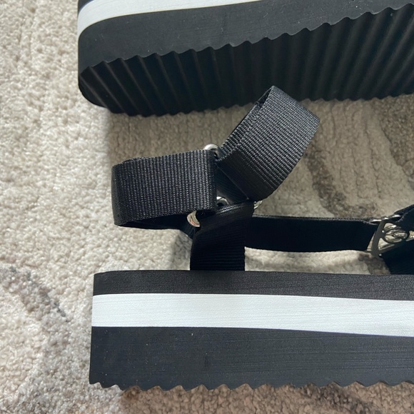 The Wishbone Collection Sandals // Size 7.5 - Picture 7 of 14